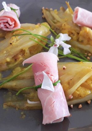 Une photo de Endives à l'orange et ses rouleaux de jambon blanc