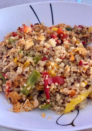 Una foto de Quinoa con pollo y pimientos