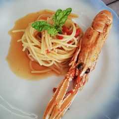 Foto di Zuppa di pescatrici con scampi al profumo di peperoni