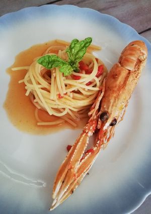 Foto di Zuppa di pescatrici con scampi al profumo di peperoni
