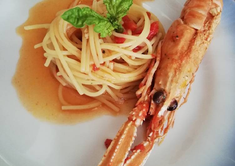 Zuppa di pescatrici con scampi al profumo di peperoni