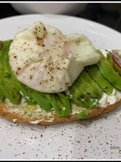 Una foto de Tosta de aguacate y huevo poché