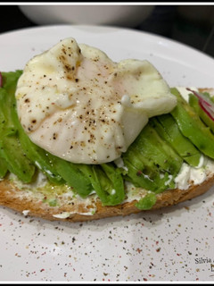 Una foto de Tosta de aguacate y huevo poché