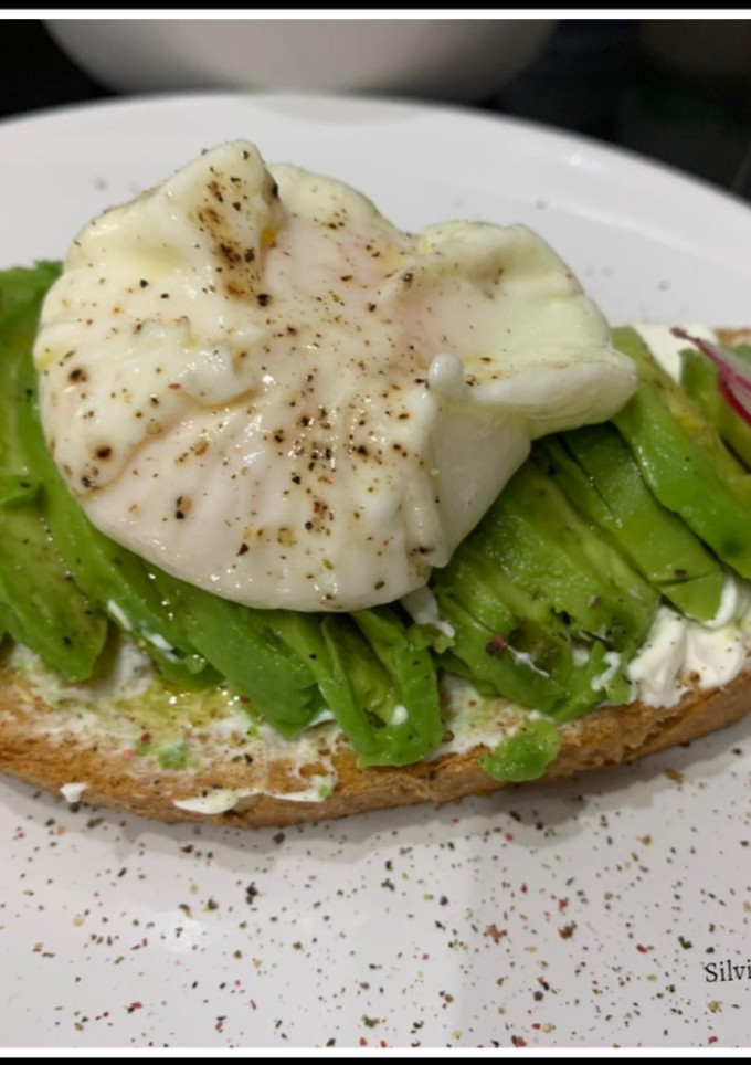 Una foto de Tosta de aguacate y huevo poché