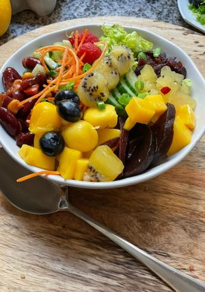 Une photo de 🥒🌶️Pokebowl🪹🍃sucré🫐🥝 salé 🍒🥕🥑