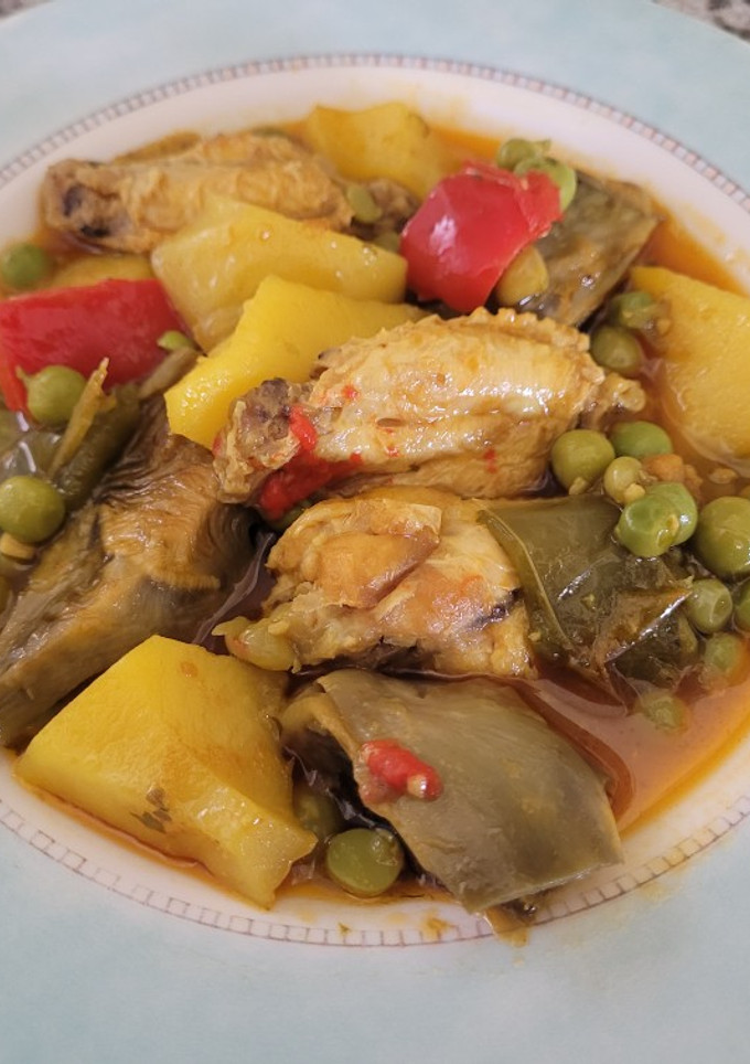 Una foto de Patatas guisadas con pollo y verduras