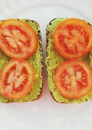 Foto principal de Panecillos de centeno con aguacate y tomate