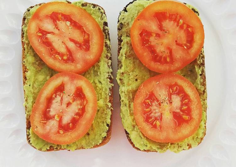 Panecillos de centeno con aguacate y tomate