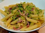 Una foto di pasta con zucchine