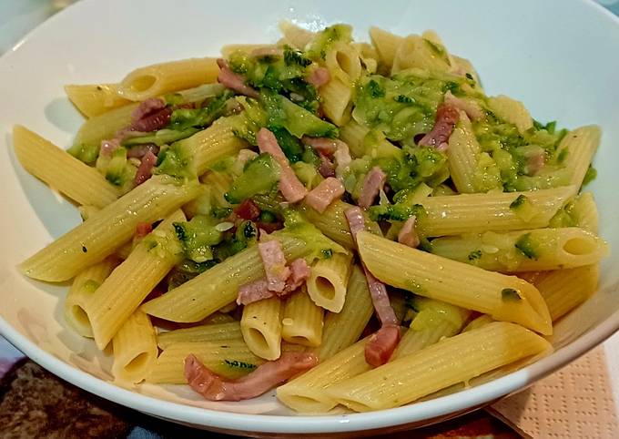 Ricetta Penne con zucchine e speck di Liuba - Cookpad