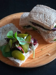 Una foto de Sándwich vegetal con pepinillos