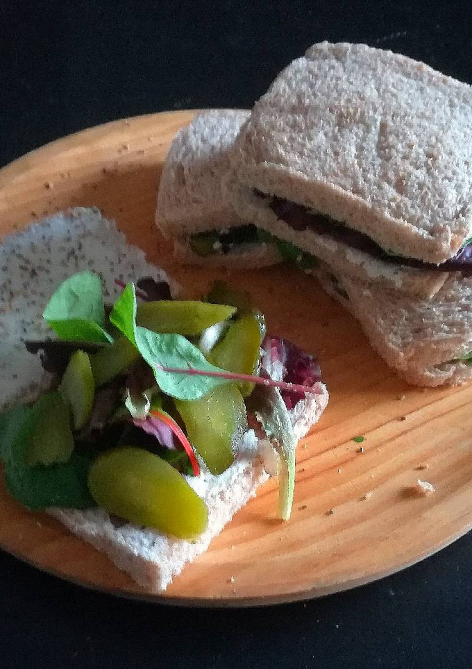 Una foto de Sándwich vegetal con pepinillos