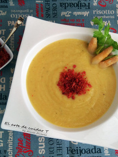 Una foto de Crema de espárragos blancos al curry con crujiente de jamón serrano