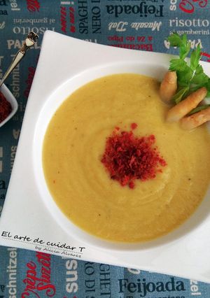 Una foto de Crema de espárragos blancos al curry con crujiente de jamón serrano
