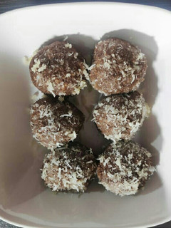 કોકોનટ પનીર ચોકલેટ લાડુ(Coconut Paneer Chocolate Laddu Recipe In Gujarati) રેસીપી મુખ્ય ફોટો