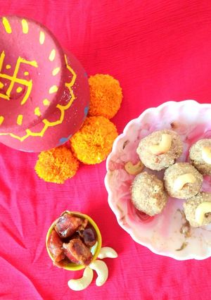 पिंड खजूर विथ सूजी लड्डू रेसिपी मुख्य फोटो