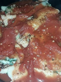 Una foto de Canelones rellenos de espinaca, salsa blanca y pasta de langostinos