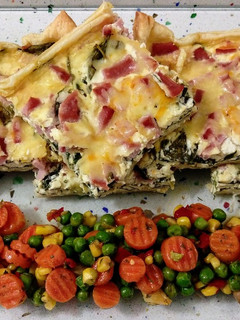 Una foto de Quiche de espinacas y jamón de pavo con salteado gourmet de verduras