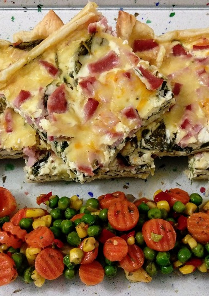 Una foto de Quiche de espinacas y jamón de pavo con salteado gourmet de verduras