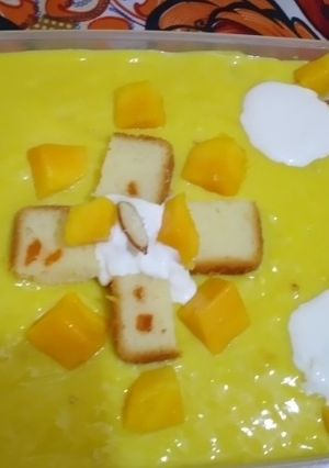 A picture of Mango creamy fruit cake custard.