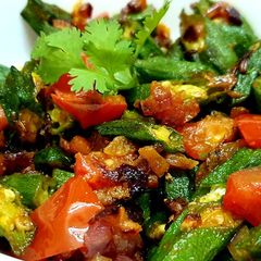 A picture of Lahsuni Bhindi or Garlic Okra.