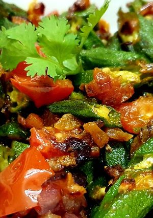 A picture of Lahsuni Bhindi or Garlic Okra.