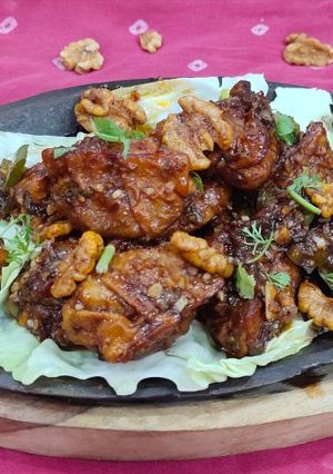 વોલનટસ ભુતાની મોમોસ સીઝલર(Walnuts Bhutani Momos Sizzler Recipe In Gujarati) રેસીપી મુખ્ય ફોટો