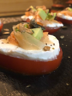 Una foto de Montaditos de mozzarella