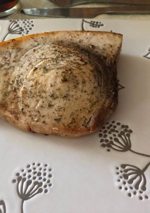 Una foto de Albacora al sartén con un toque de hierbas