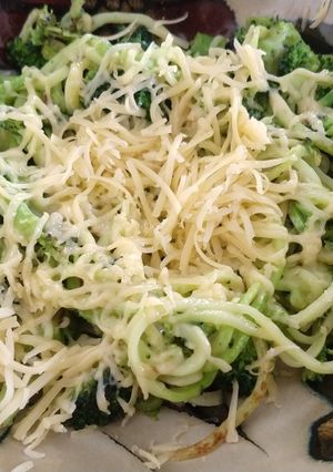 Una foto de Fideos de zucchinis con brócoli keto