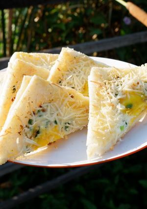 Foto resep Roti panggang isi telur keju, rasa bawang..