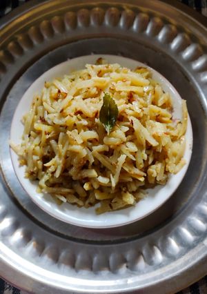 उपवासाची वाळवलेल्या बटाटा खिसाची भाजी (batatyachi kheesachi bhaji recipe in marathi) रेसिपी चे मुख्य फोटो 
