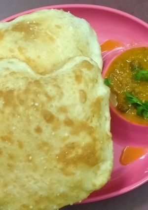 A picture of Chola Poori.