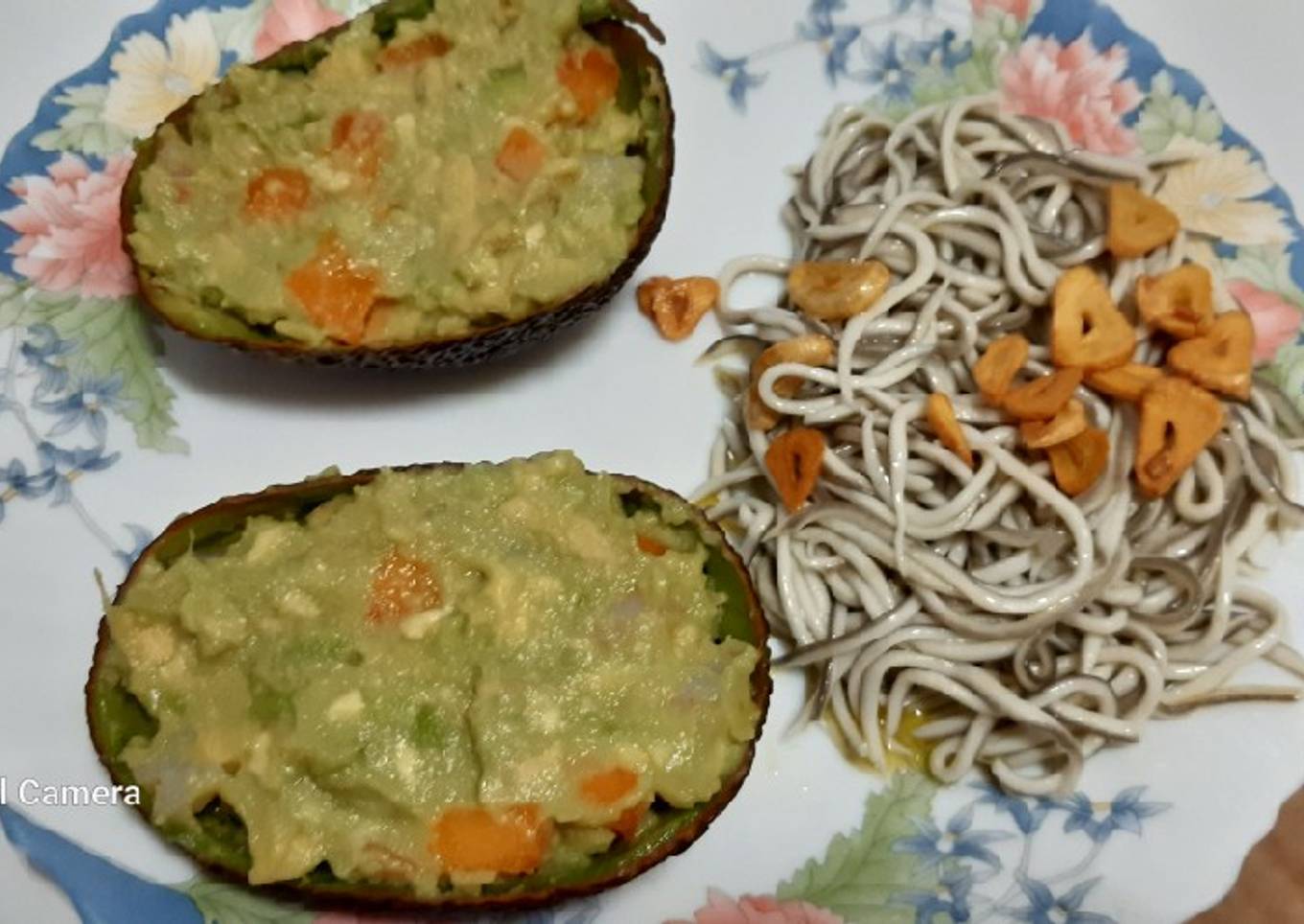 Gulas al ajillo y aguacate con gambas y albaricoque