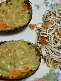 Una foto de Gulas al ajillo y aguacate con gambas y albaricoque