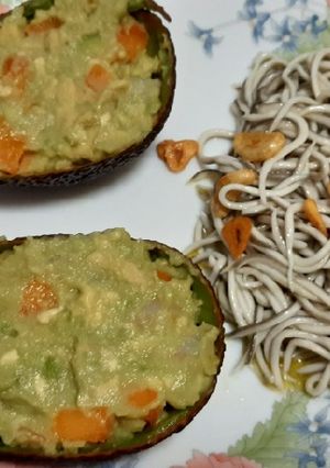 Una foto de Gulas al ajillo y aguacate con gambas y albaricoque