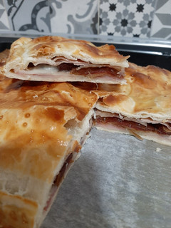 Una foto de Empanada de jamón york, queso y dátiles