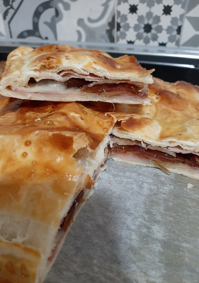 Una foto de Empanada de jamón york, queso y dátiles