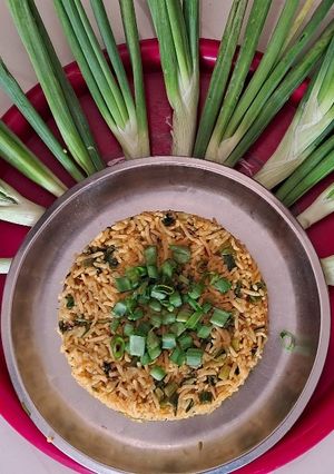 સ્પ્રિંગ ઓનિયન રાઈસ (Spring Onion Rice Recipe In Gujarati) રેસીપી મુખ્ય ફોટો