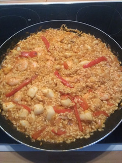 Una foto de Arroz con sepia y langostinos