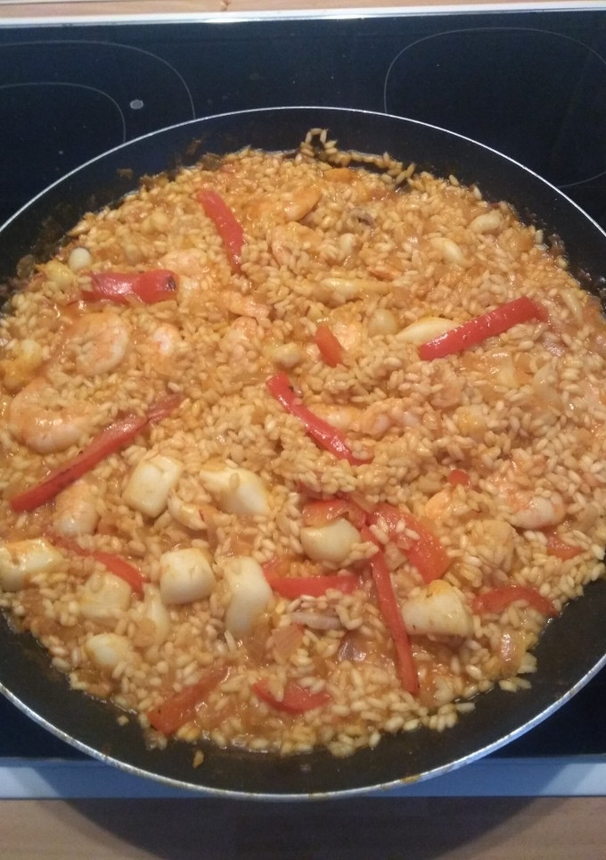 Una foto de Arroz con sepia y langostinos