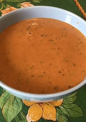 Une photo de Marinade épicée fruitée tomate gingembre basilic