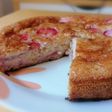 Bizcocho de fresas, plátanos y nueces