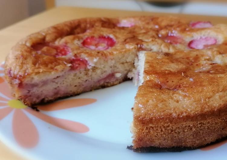 Bizcocho de fresas, plátanos y nueces