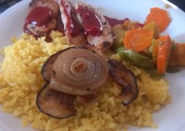 Pechuga de Pollo con Salsa de Remolacha y Verduras Asadas