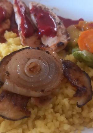 Una foto de Pechuga de Pollo con Salsa de Remolacha y Verduras Asadas