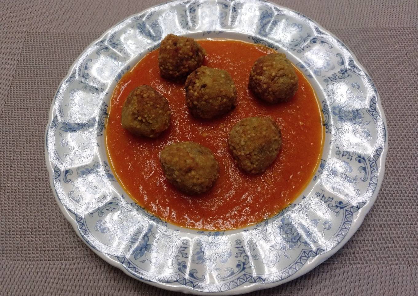 Albóndigas de quinoa en salsa de tomate