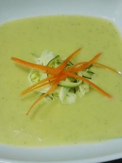 Una foto de Crema de calabacín con espaguetis y zanahoria