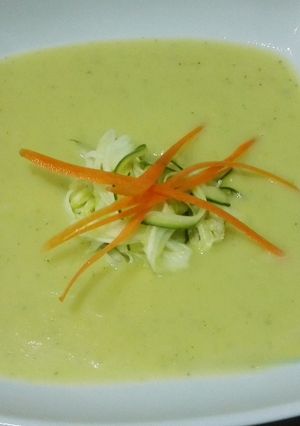 Foto principal de Crema de calabacín con espaguetis y zanahoria