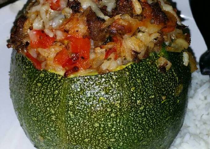 Simple Way to Prepare Ultimate Round, Stuffed Zucchini with Brown Rice, Ground Beef, Red Pepper